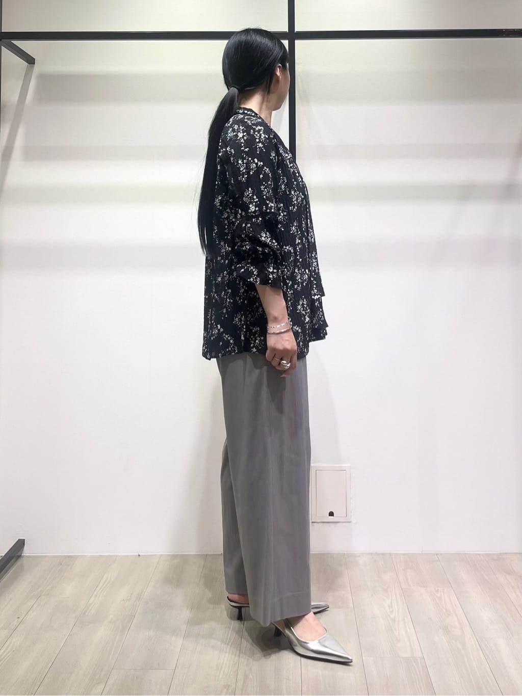 hasuさんの「INDIVI｜【モノトーン小花柄／シャーリング素材】ボリューム袖エアリーブラウス」を使ったコーディネート
