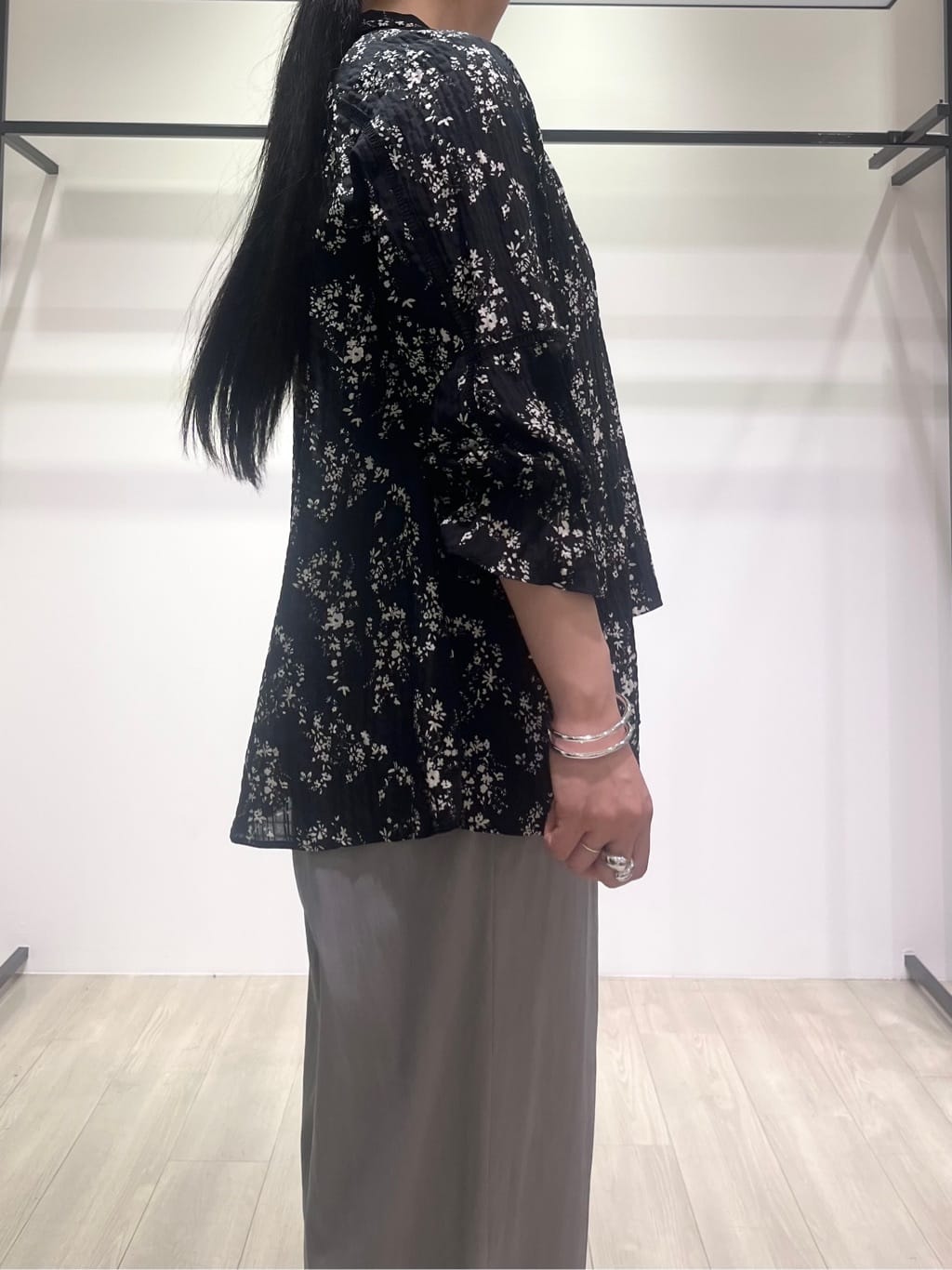 hasuさんの「INDIVI｜【モノトーン小花柄／シャーリング素材】ボリューム袖エアリーブラウス」を使ったコーディネート