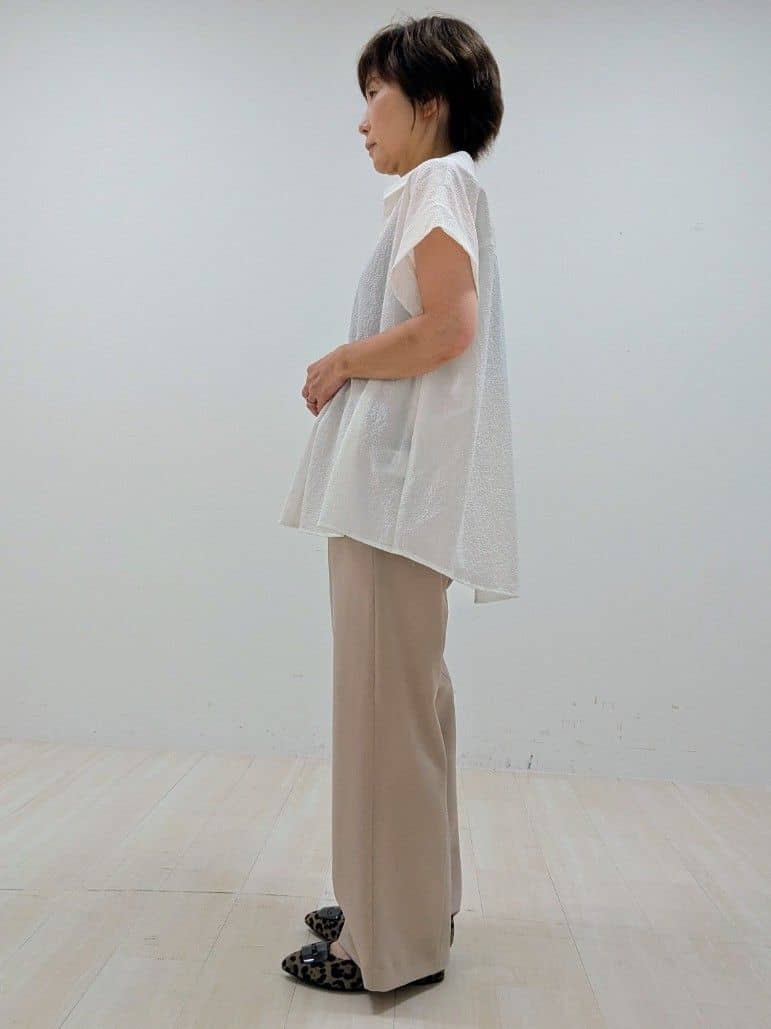 nishiさんの「Reflect｜【二の腕さりげなくカバー】シャツ衿オフボディブラウス」を使ったコーディネート