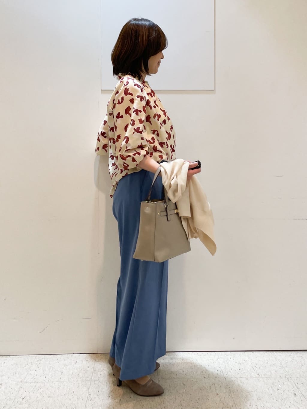 めいさんの「Reflect｜【ジャケットのインナーにおすすめ◎】花柄タックデザインブブラウス」を使ったコーディネート