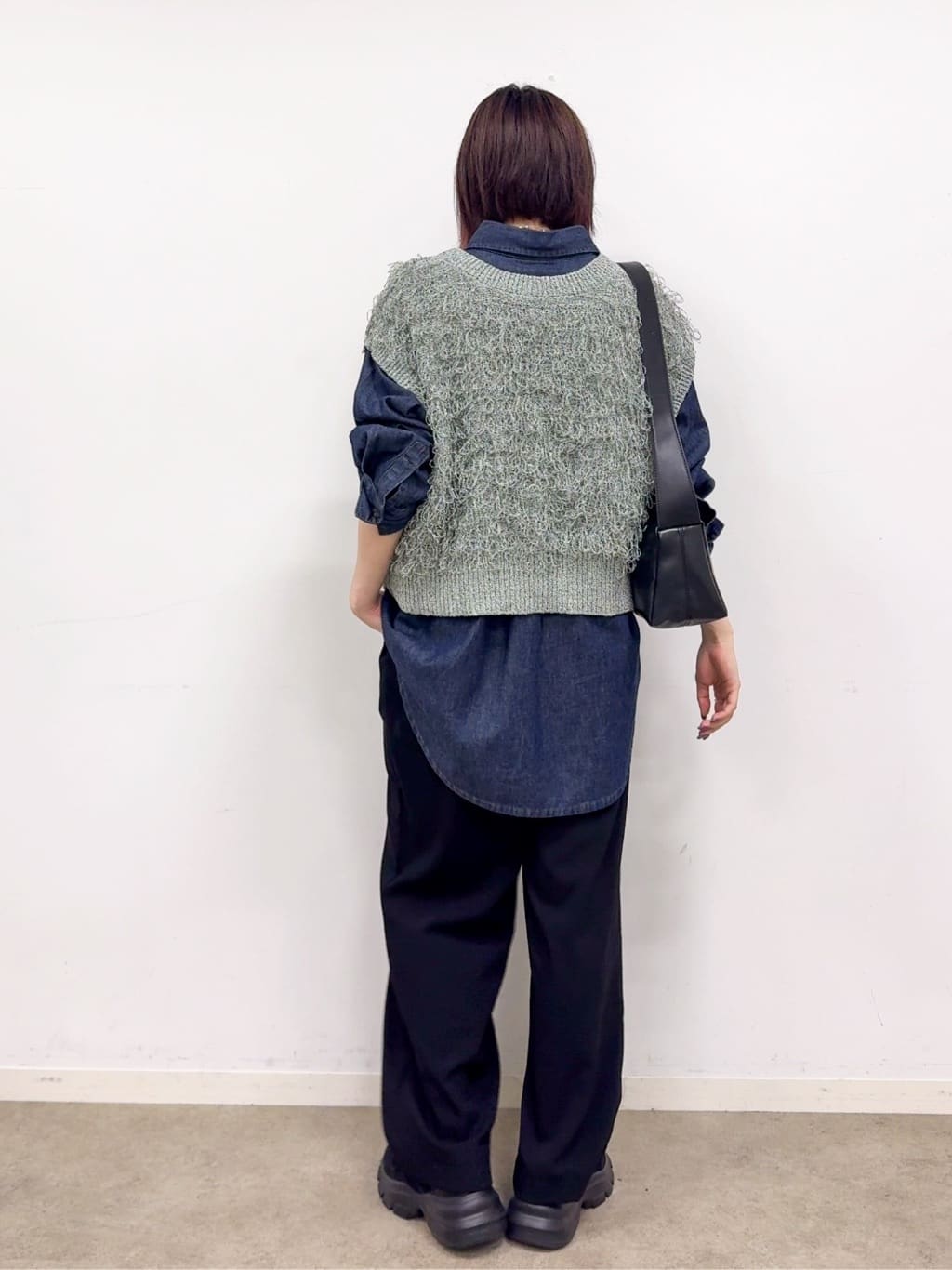 𝐜𝐡𝐢𝐤𝐚さんの「SHOO･LA･RUE｜【前後2WAY】着るだけで着映える ループヤーンベスト」を使ったコーディネート