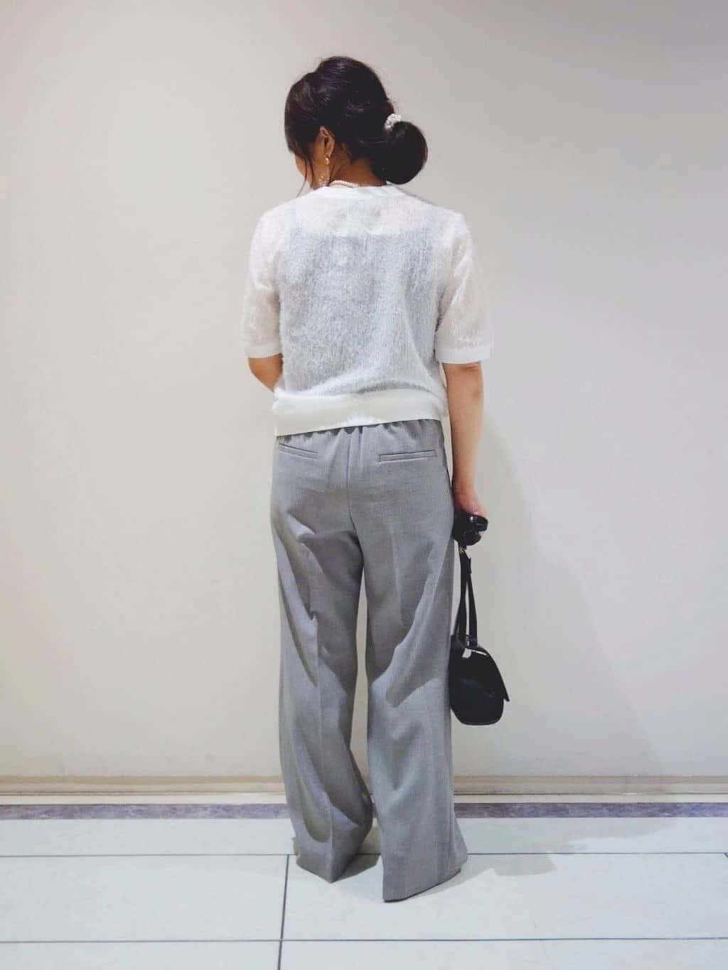 TOMOMIさんの「INDIVI｜【洗える／セットアップ可能】凹凸ストレッチ素材ストレートパンツ」を使ったコーディネート