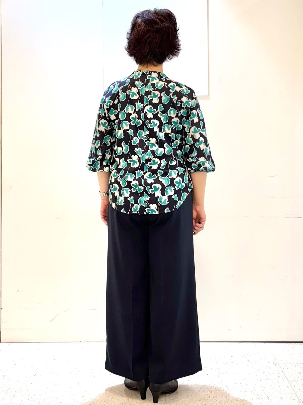 ヤスコさんの「Reflect｜【ジャケットのインナーにおすすめ◎】花柄タックデザインブブラウス」を使ったコーディネート