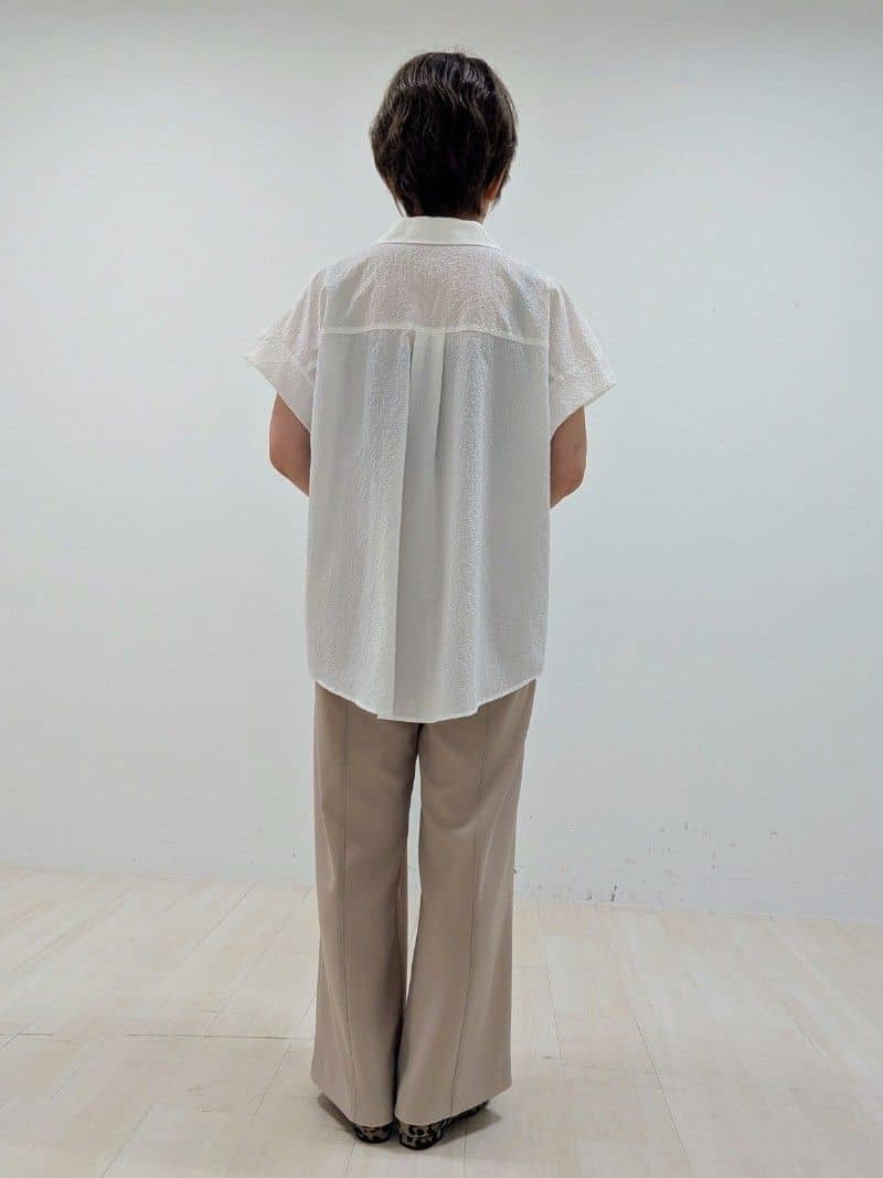 nishiさんの「Reflect｜【二の腕さりげなくカバー】シャツ衿オフボディブラウス」を使ったコーディネート