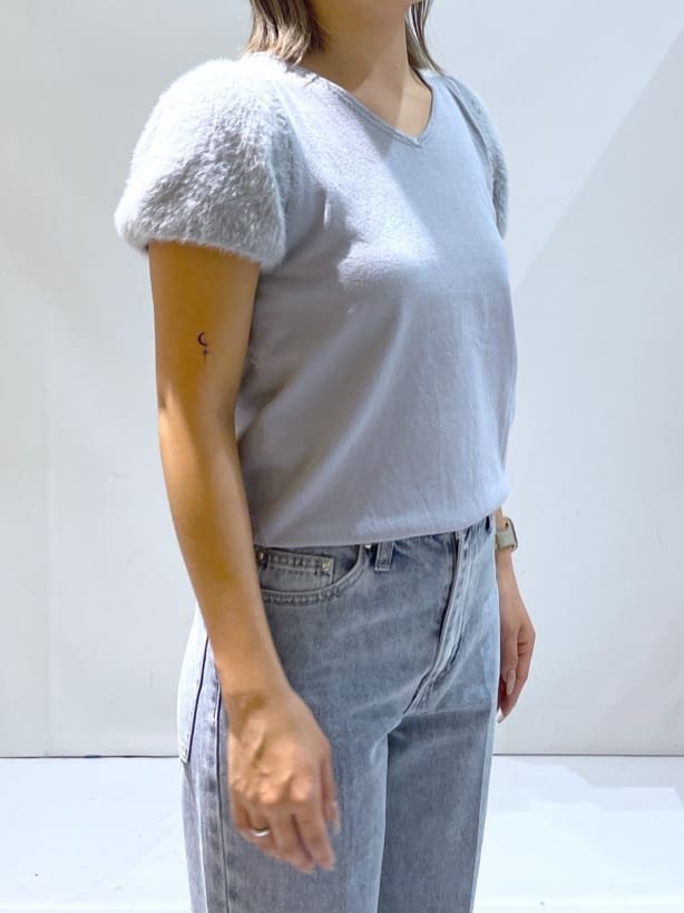 manaさんの「OPAQUE.CLIP｜《6色展開》フェザーパフスリーブVネックニット【洗濯機洗い可】」を使ったコーディネート