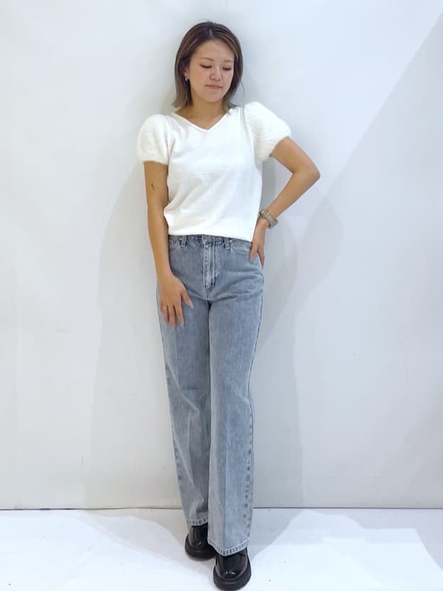 manaさんの「OPAQUE.CLIP｜《6色展開》フェザーパフスリーブVネックニット【洗濯機洗い可】」を使ったコーディネート
