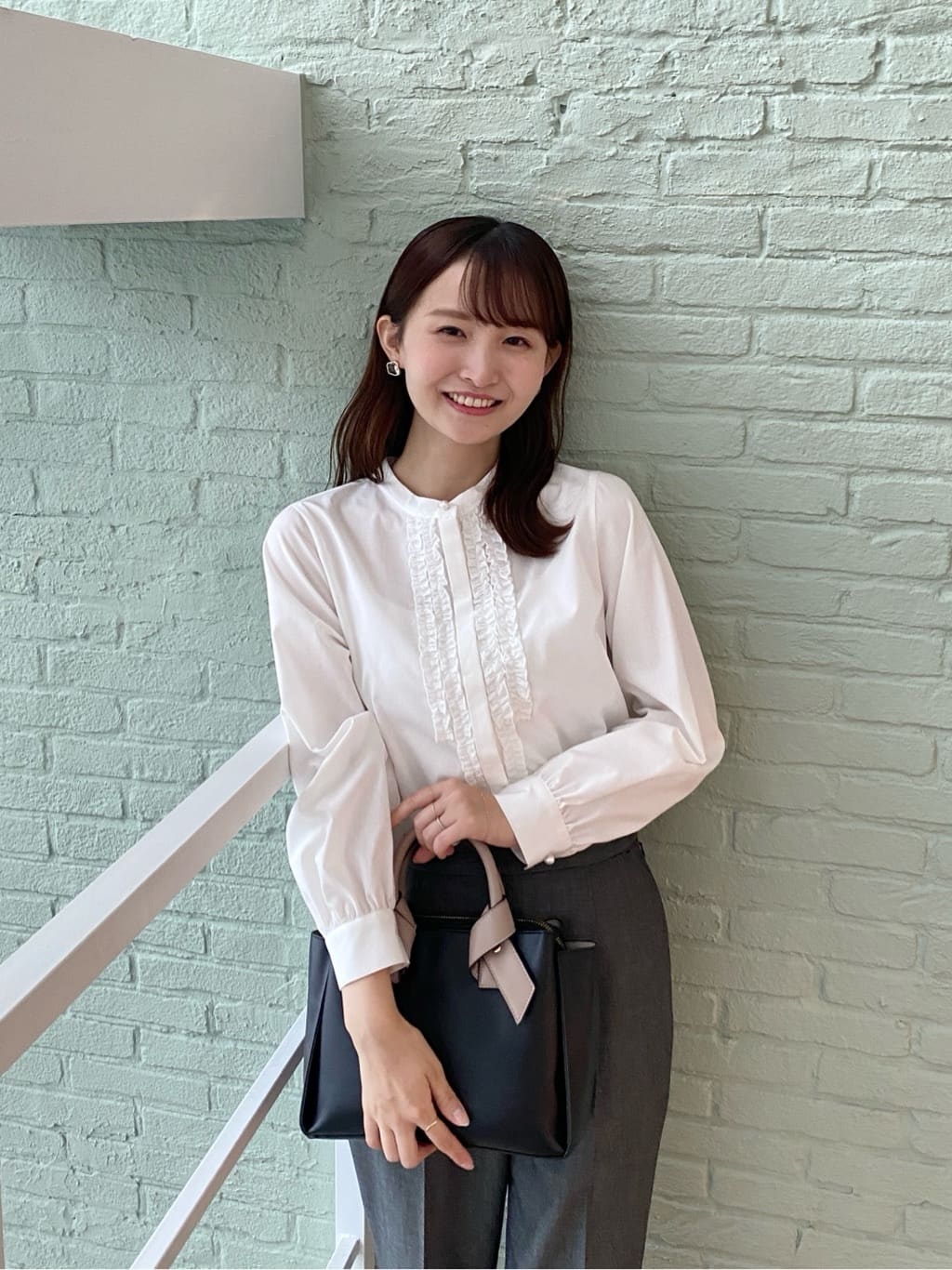 みさかさんの「index｜バンドカラーフリルブラウス【洗濯機OK／イージーアイロン／防シワ】」を使ったコーディネート