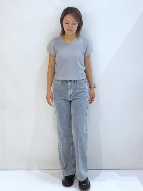 manaさんの「OPAQUE.CLIP｜《6色展開》フェザーパフスリーブVネックニット【洗濯機洗い可】」を使ったコーディネート