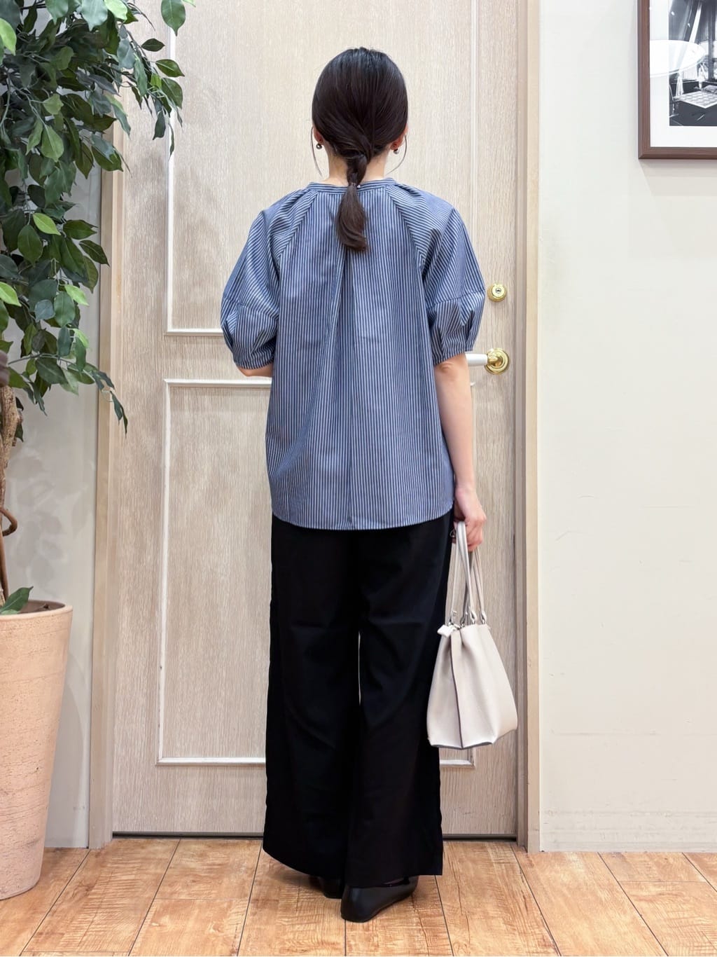 なみさんの「SHOO･LA･RUE｜【S-LL/洗濯後しわになりにくい】ランタンスリーブで女性らしく 5分袖スキッパーブラウス」を使ったコーディネート