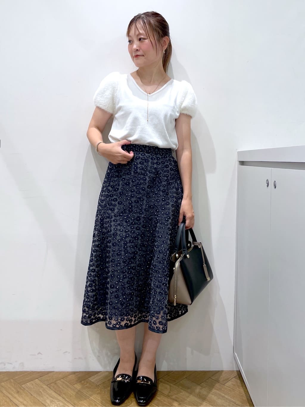 Junさんの「index｜《6色展開》フェザーパフスリーブVネックニット【洗濯機洗い可】」を使ったコーディネート