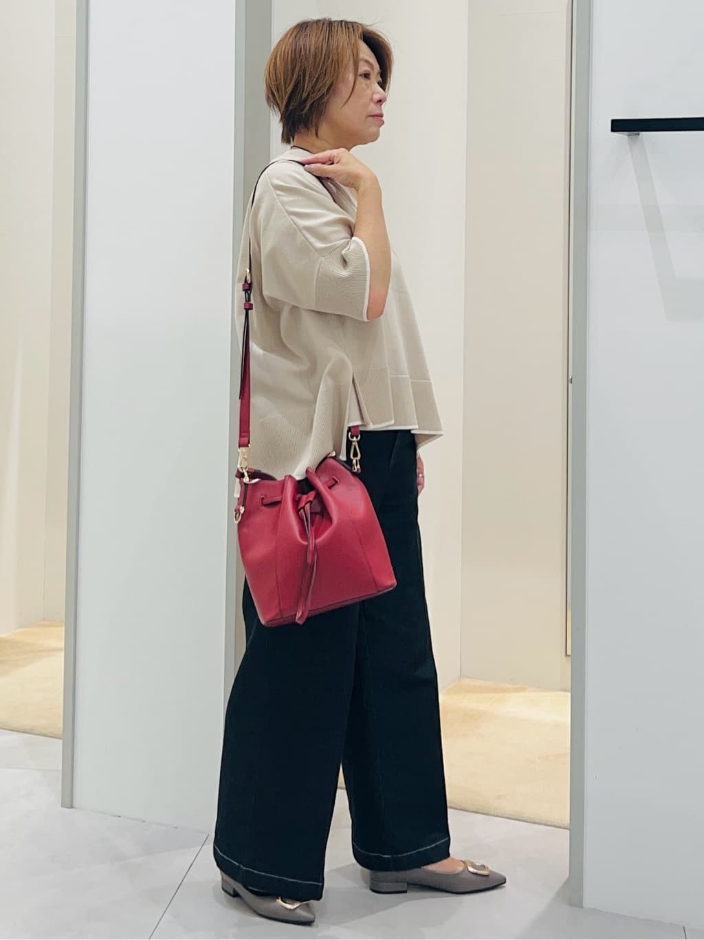Naruさんの「THE SHOP TK｜Vネックドルマンニット【毛玉になりにくい/洗濯機OK】」を使ったコーディネート