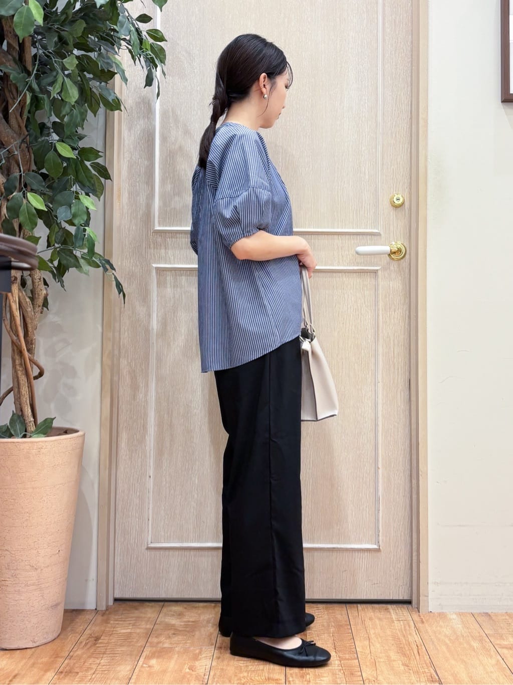 なみさんの「SHOO･LA･RUE｜【S-LL/洗濯後しわになりにくい】ランタンスリーブで女性らしく 5分袖スキッパーブラウス」を使ったコーディネート