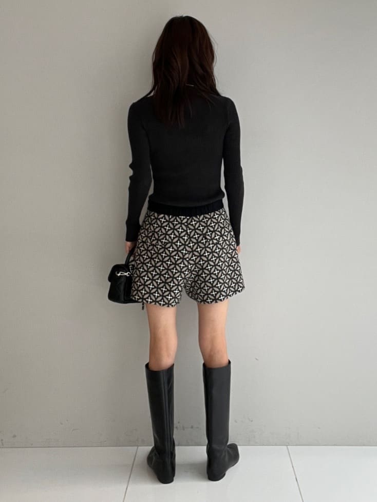 misaさんの「DRESSTERIOR｜オーバーラップサークルショートパンツ」を使ったコーディネート