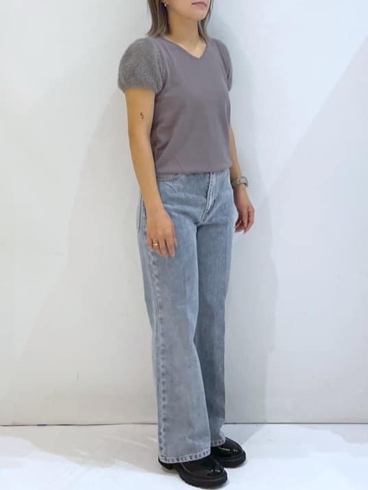 manaさんの「OPAQUE.CLIP｜《6色展開》フェザーパフスリーブVネックニット【洗濯機洗い可】」を使ったコーディネート