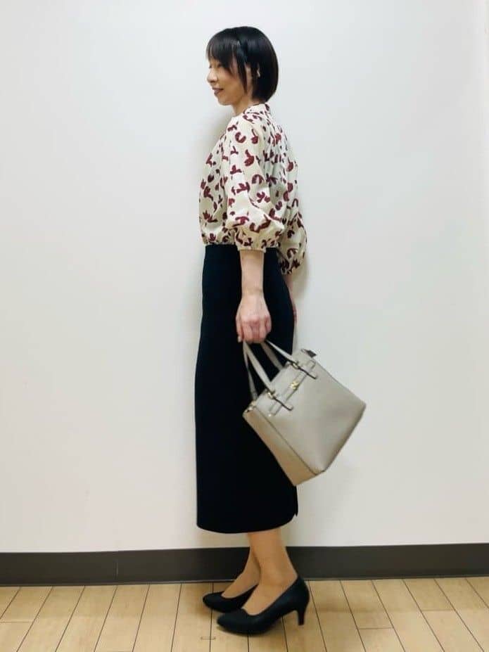 Riiさんの「Reflect｜【ジャケットのインナーにおすすめ◎】花柄タックデザインブブラウス」を使ったコーディネート
