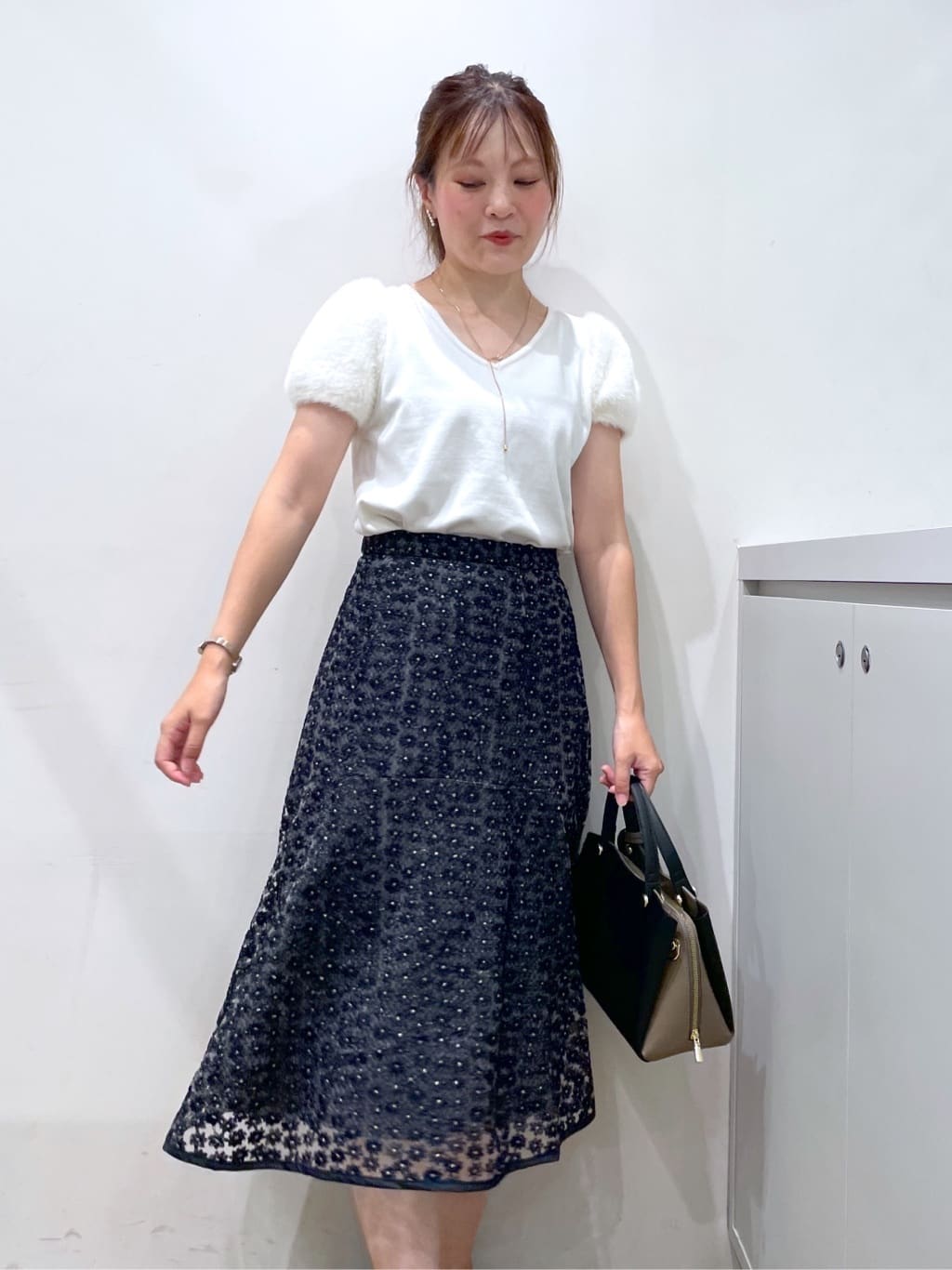 Junさんの「index｜《6色展開》フェザーパフスリーブVネックニット【洗濯機洗い可】」を使ったコーディネート