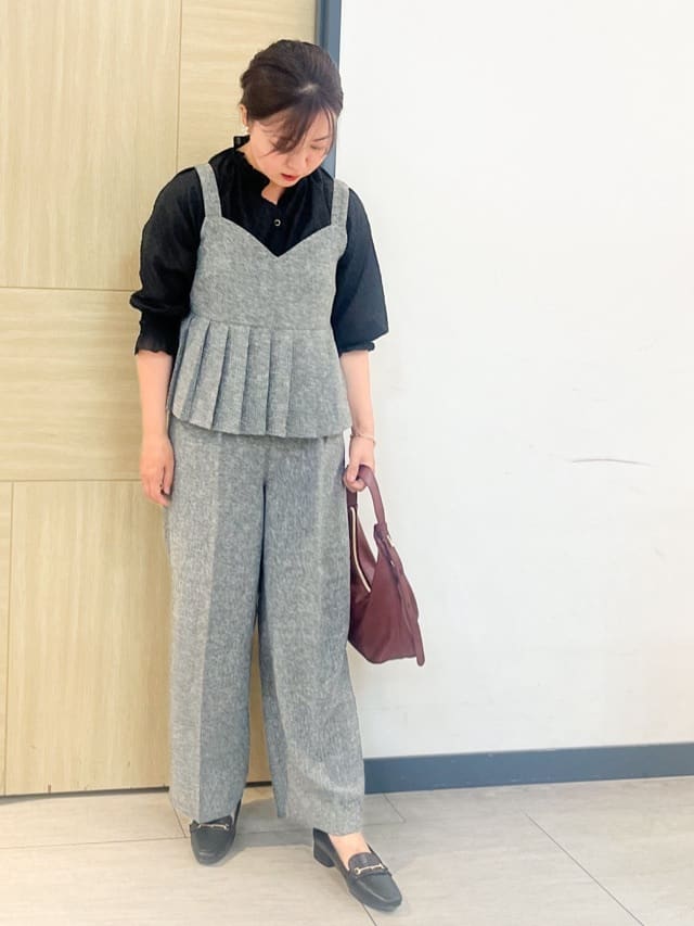 YOさんの「grove｜【2点SET/体型カバー】夏から秋まで着まわせる！プリーツビスチェセットアップ」を使ったコーディネート