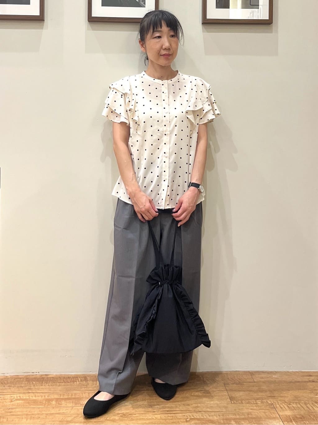 まつみさんの「SHOO･LA･RUE｜【無地/ドット柄】お袖フリルが華やぐ きれいめブラウス」を使ったコーディネート