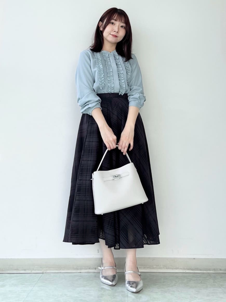 KAHOさんの「UNTITLED｜【1枚で着映え/オンオフ着回し】フリルサテンブラウス」を使ったコーディネート