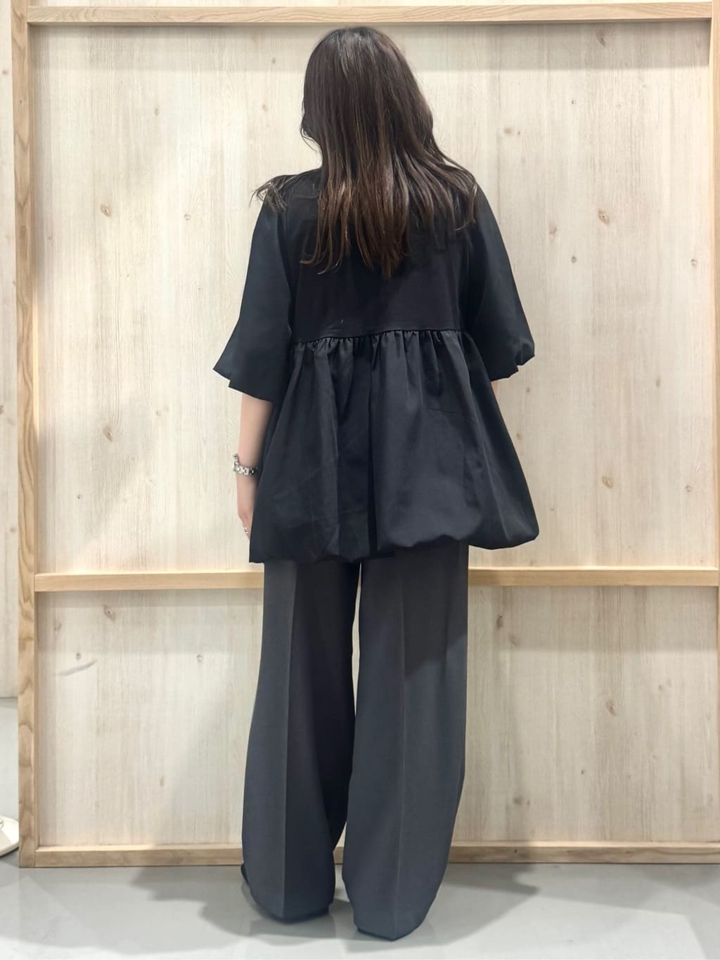 nanaさんの「THE SHOP TK｜バルーンスリーブペプラムチュニック【洗える】」を使ったコーディネート
