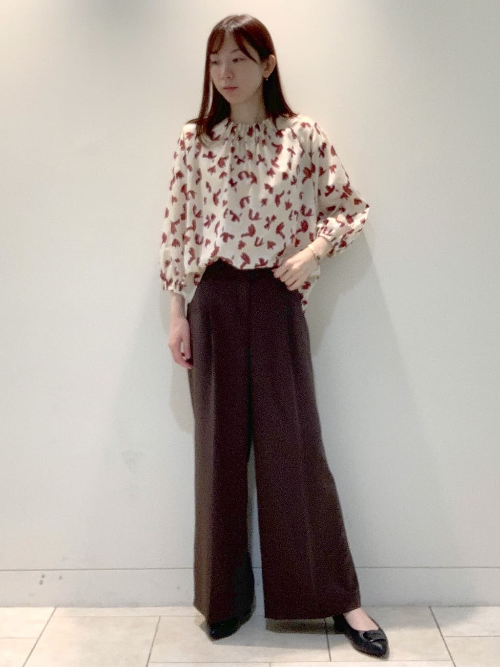 ヤマグチさんの「Reflect｜【ジャケットのインナーにおすすめ◎】花柄タックデザインブブラウス」を使ったコーディネート