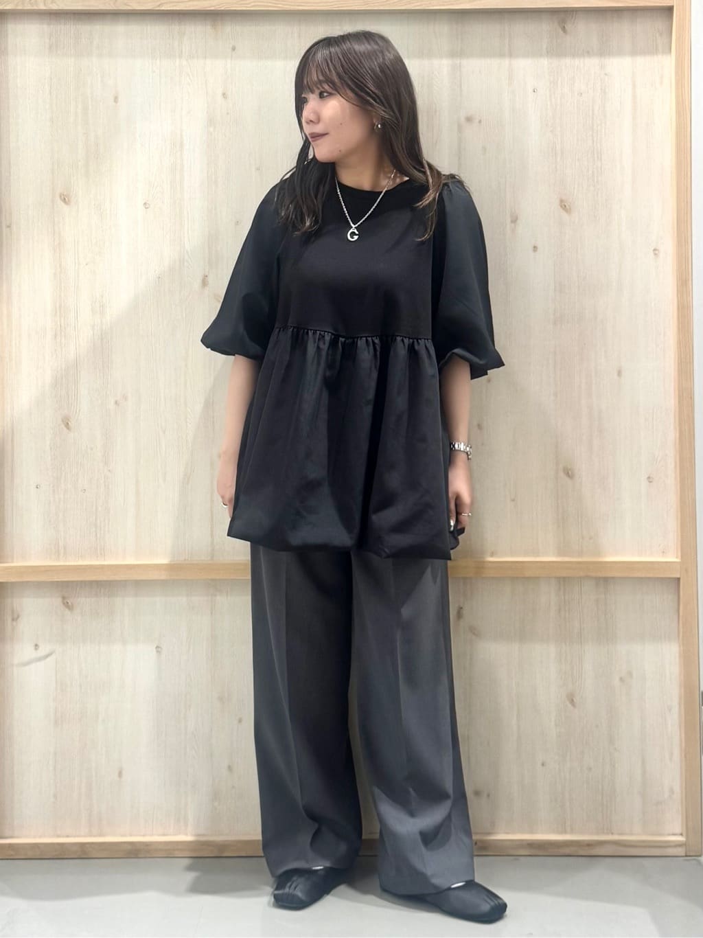 nanaさんの「THE SHOP TK｜バルーンスリーブペプラムチュニック【洗える】」を使ったコーディネート