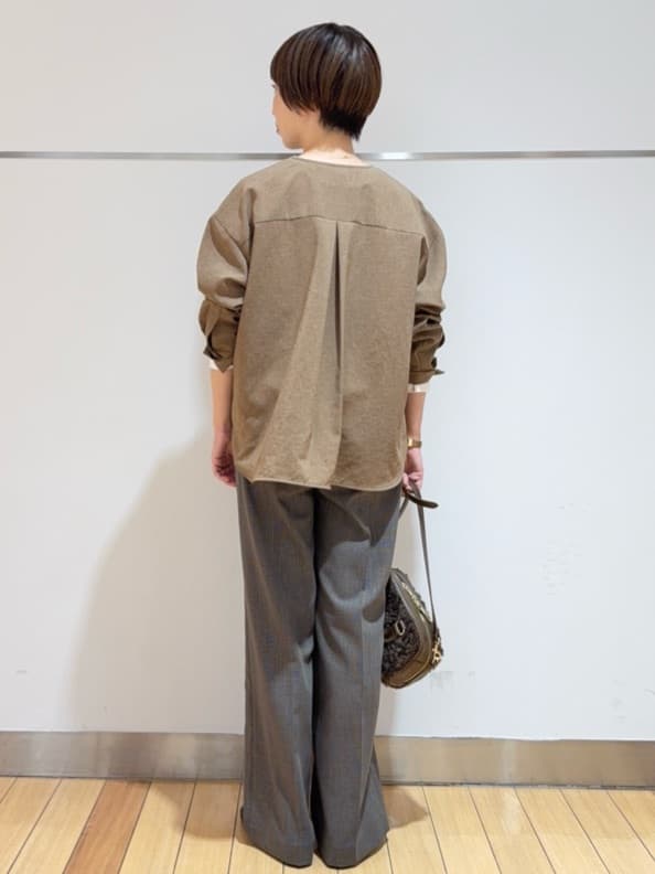 あやさんの「UNTITLED｜【1枚で着映え/オンオフ着回し】フリルサテンブラウス」を使ったコーディネート