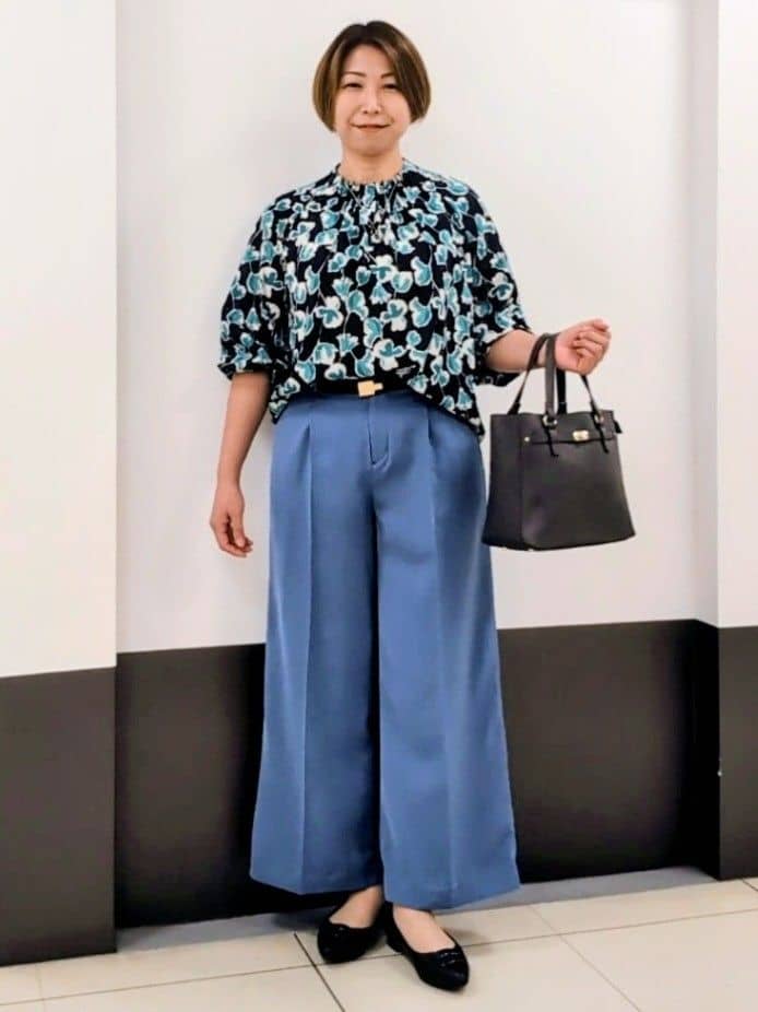じゅりさんの「Reflect｜【ジャケットのインナーにおすすめ◎】花柄タックデザインブブラウス」を使ったコーディネート