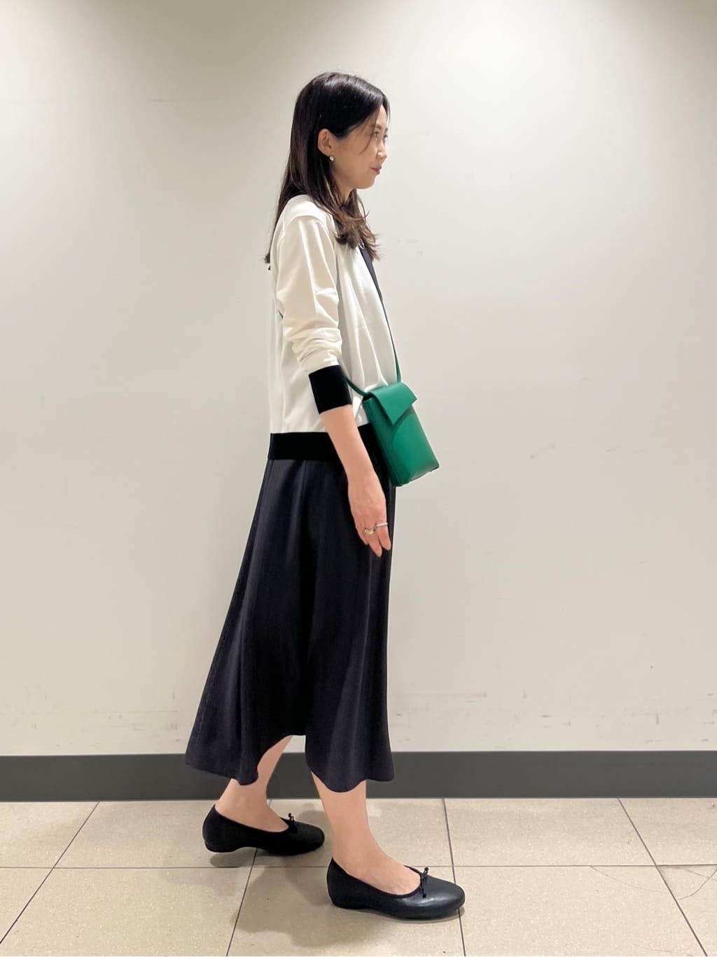 shokoさんの「INDIVI｜【通年活躍！／アンサンブル可能】クルーネックカーディガン」を使ったコーディネート
