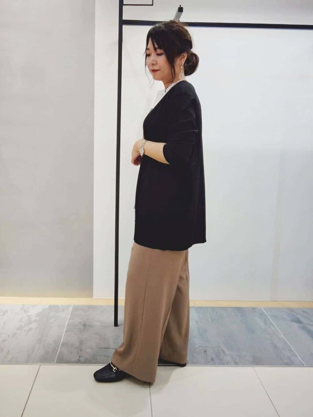 TOMOMIさんの「INDIVI｜【セットアップ可能】ビスチェレイヤード風トップス」を使ったコーディネート