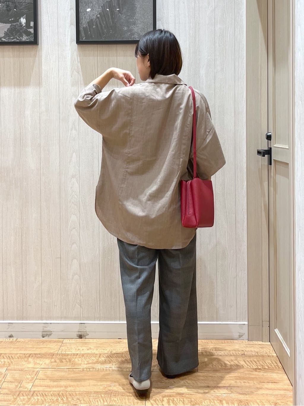 shirayuuuさんの「SHOO･LA･RUE｜【洗える/S-LL】大きめのフリルが印象的 デザインブラウス」を使ったコーディネート