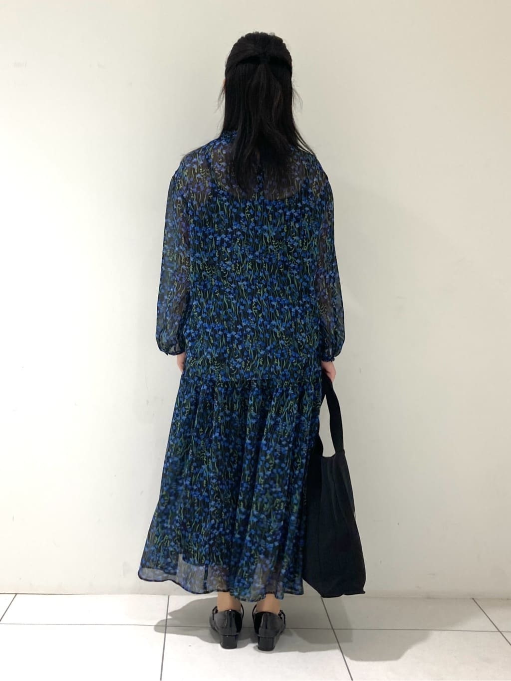 momokoさんの「INDIVI｜【秋映え柄/セットアップ可能】フラワーシフォンブラウス」を使ったコーディネート