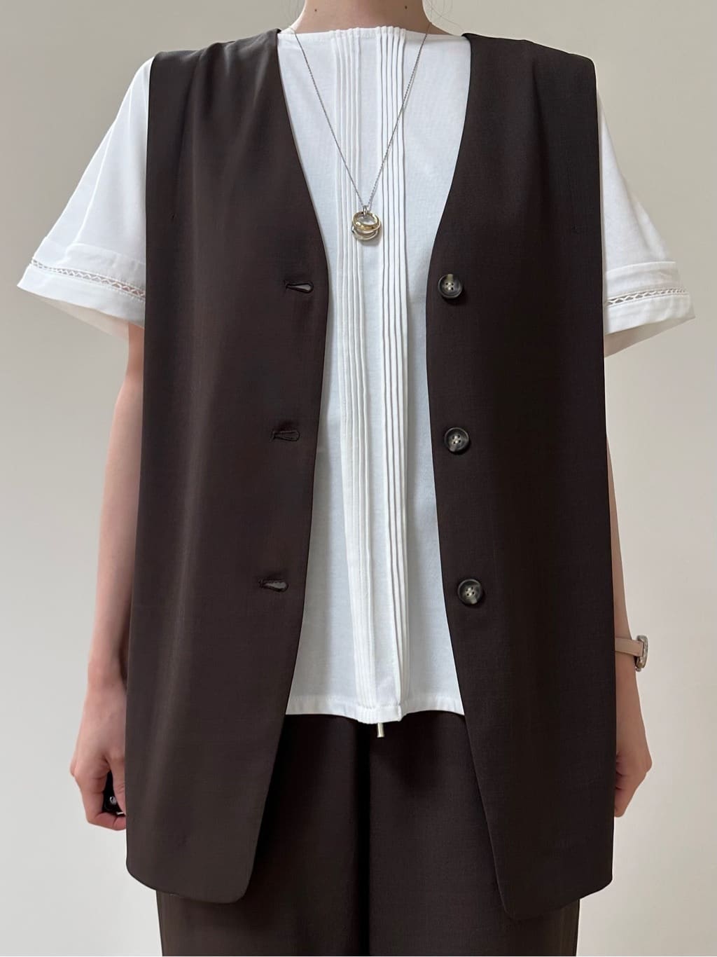 Momoさんの「Reflect｜【ウエスト総ゴム／セットアップ／単品使いOK◎】ベスト＋ストレートパンツセット」を使ったコーディネート