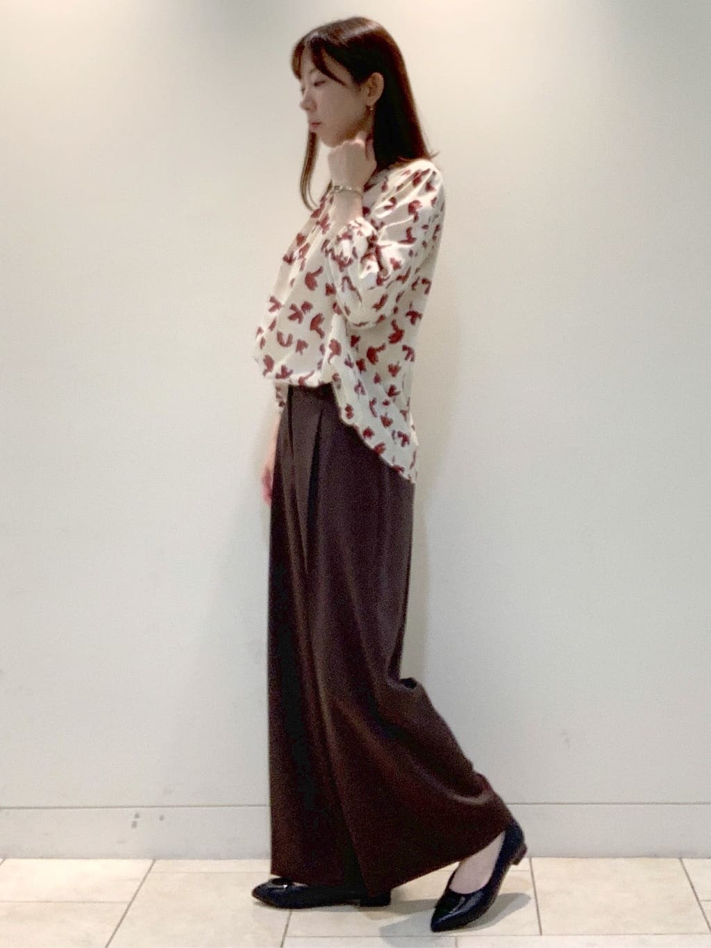ヤマグチさんの「Reflect｜【ジャケットのインナーにおすすめ◎】花柄タックデザインブブラウス」を使ったコーディネート