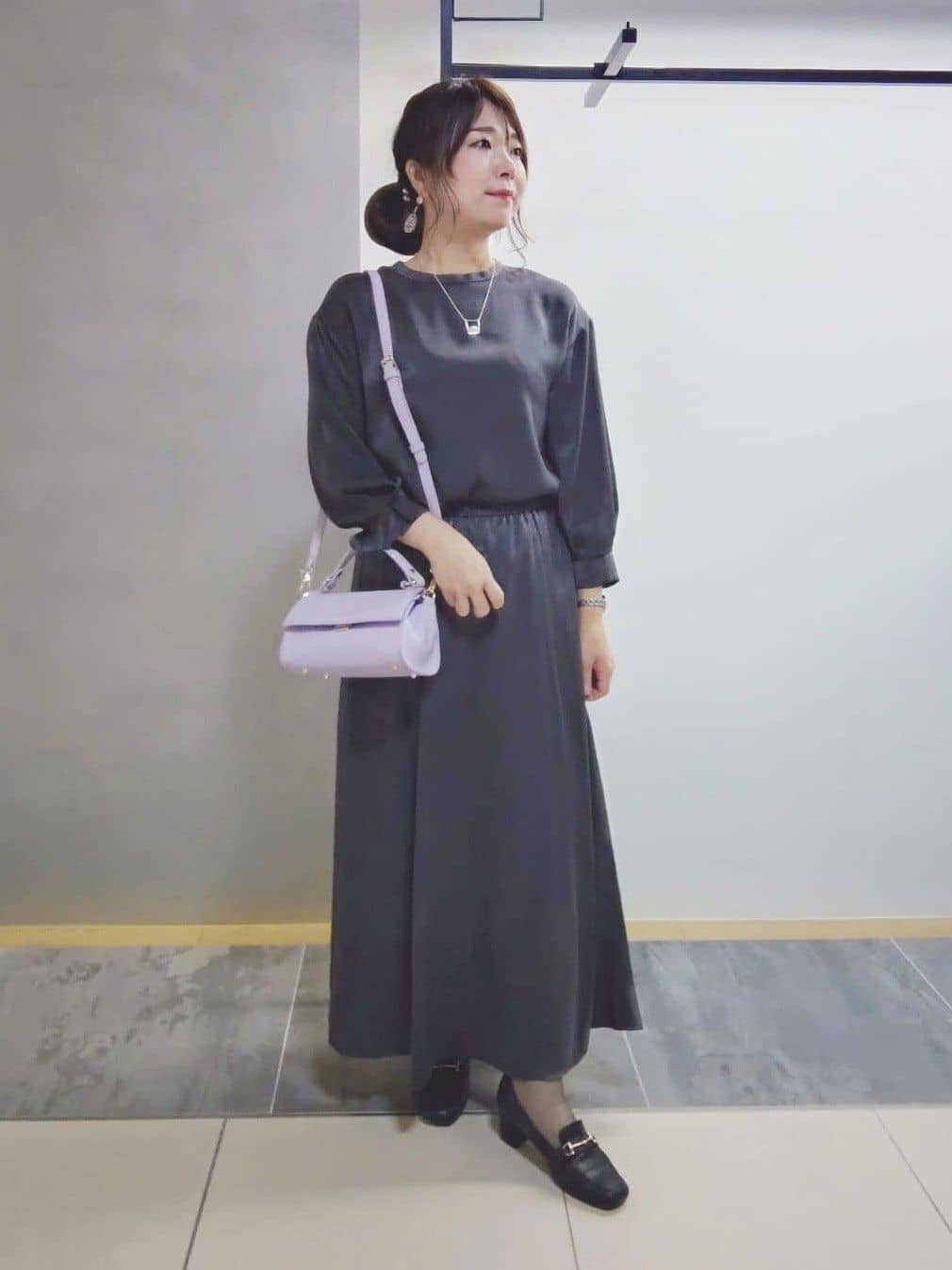 TOMOMIさんの「INDIVI｜【UVケア／セットアップ可能】スエード調サテンスカート」を使ったコーディネート