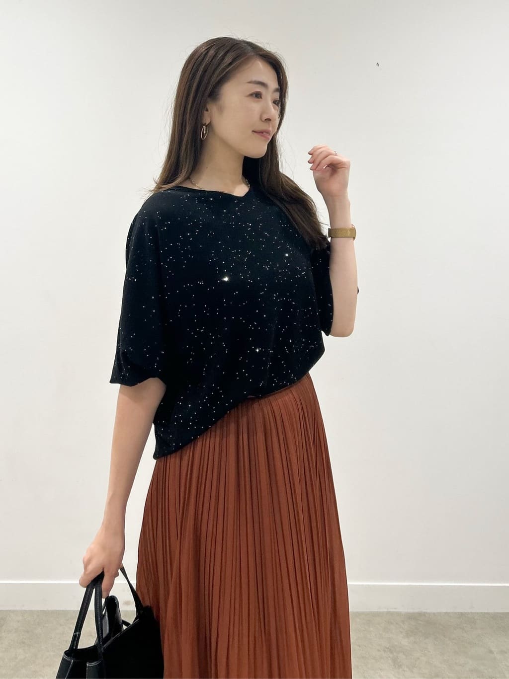 hayaseさんの「COUP DE CHANCE｜【手洗い可】スパンコール入りニットトップス」を使ったコーディネート