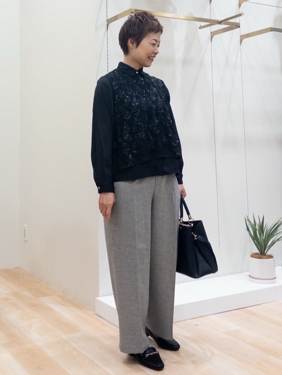 シュウコさんの「grove｜リーフ刺繍スパンコールベスト＆ブラウスセット」を使ったコーディネート