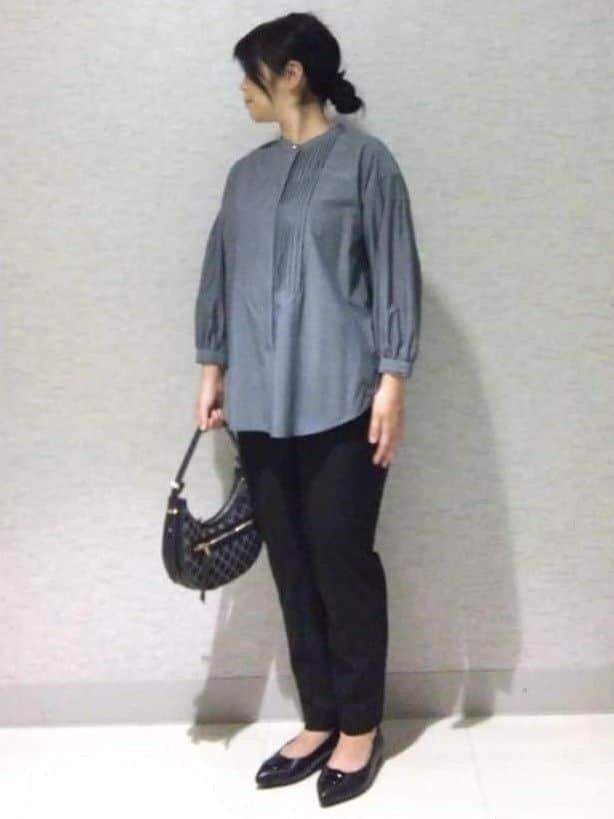sakoさんの「Reflect｜【程よいゆとり感／体型カバー】ピンタックデザインシャンブレーブラウス」を使ったコーディネート