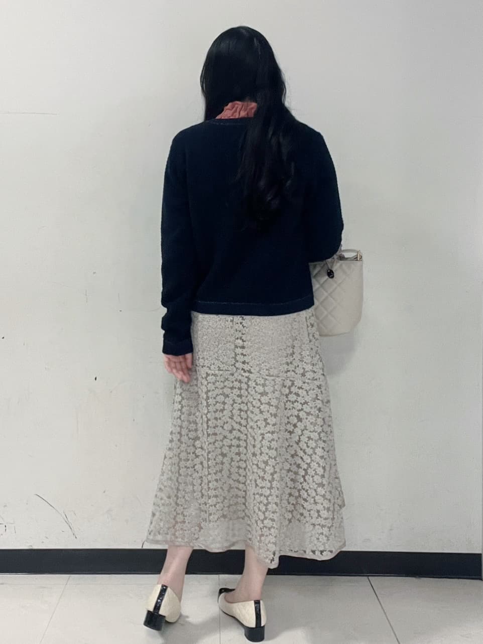 Hitomiさんの「index｜ロゴ刺繍クルーカーディガン【洗濯機洗い可】」を使ったコーディネート