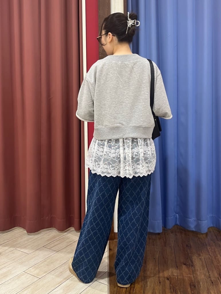 CHiさんの「SHOO･LA･RUE｜【2点セット】ハーフスリーブミニ裏毛プルオーバー＆レースタンクトップセット」を使ったコーディネート