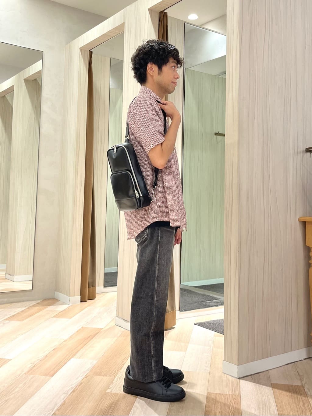 URAさんの「TAKEO KIKUCHI｜【モンスターストレッチ】日本製 ウォッシュド デニムパンツ」を使ったコーディネート