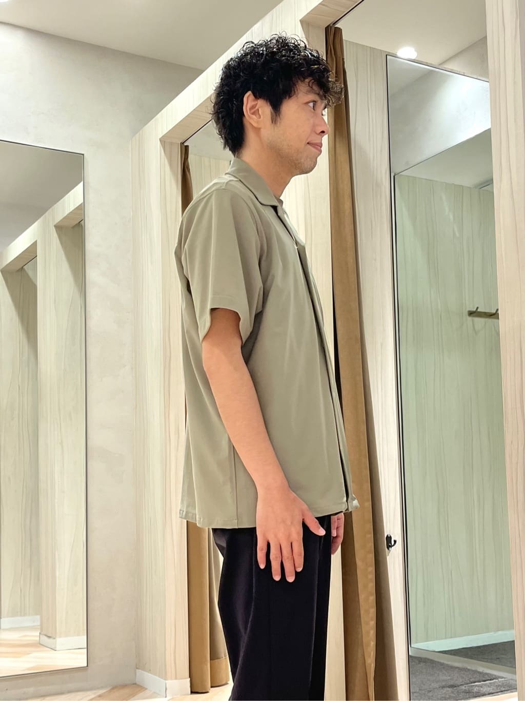 URAさんの「TAKEO KIKUCHI｜【COOL CITY WEAR】エアートール オープンカラーシャツ /接触冷感・通気性」を使ったコーディネート