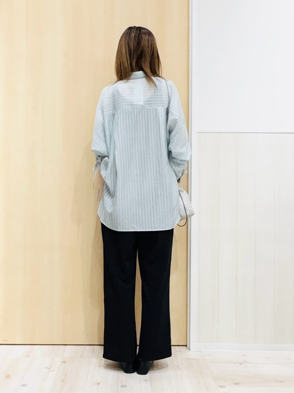 Naさんの「SHOO･LA･RUE｜【S-LL】程よい透け感 ストライプ柄 お袖ギャザーデザインシャツ」を使ったコーディネート