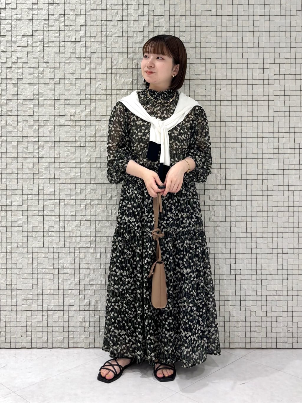 sakuさんの「INDIVI｜【秋映え柄/セットアップ可能】フラワーシフォンブラウス」を使ったコーディネート