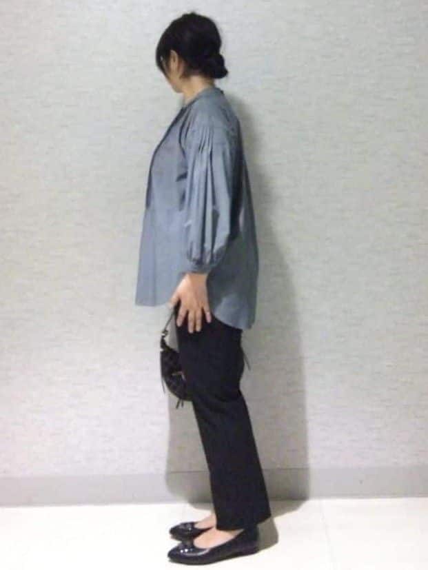 sakoさんの「Reflect｜【程よいゆとり感／体型カバー】ピンタックデザインシャンブレーブラウス」を使ったコーディネート