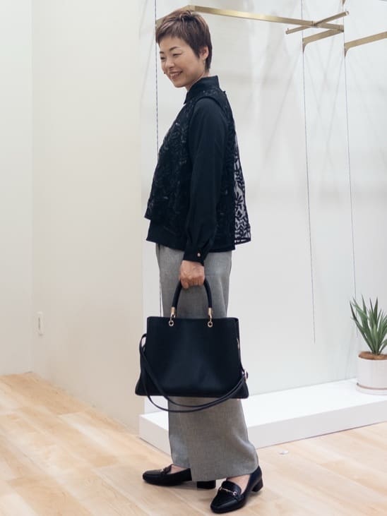 シュウコさんの「grove｜リーフ刺繍スパンコールベスト＆ブラウスセット」を使ったコーディネート