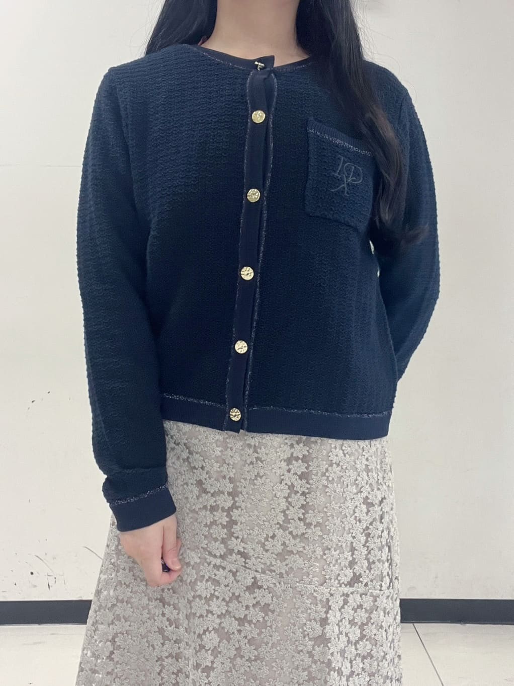Hitomiさんの「index｜ロゴ刺繍クルーカーディガン【洗濯機洗い可】」を使ったコーディネート