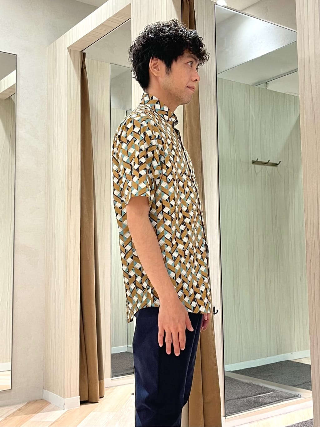 URAさんの「TAKEO KIKUCHI｜【3D ナイロン ストレッチ】スタンドカラー シャツブルゾン」を使ったコーディネート