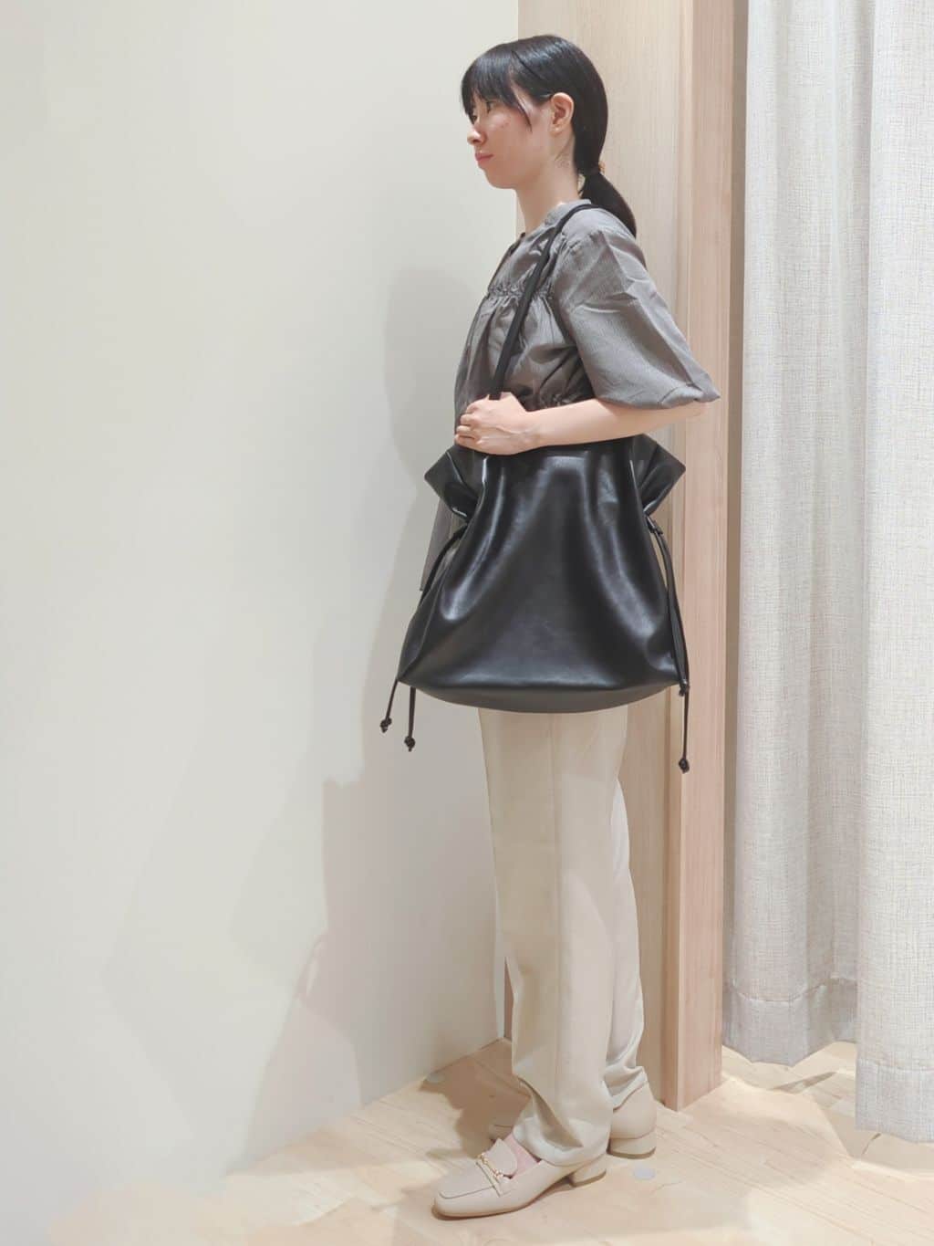 Yuiさんの「grove｜【二の腕/体型カバー】メリハリシルエットが叶うシャーリングブラウス」を使ったコーディネート
