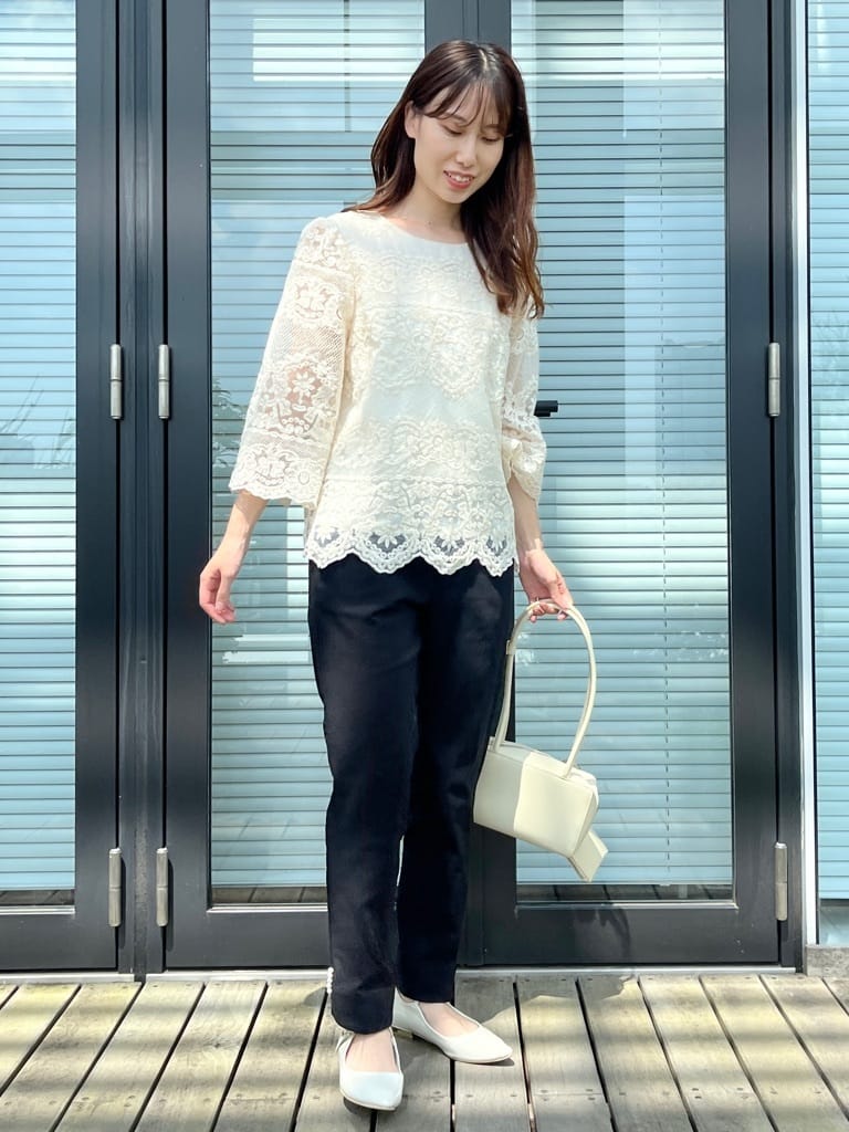 はばさんの「Couture brooch｜【一枚で着映える・高見え】刺繍レースフレアー袖ブラウス」を使ったコーディネート